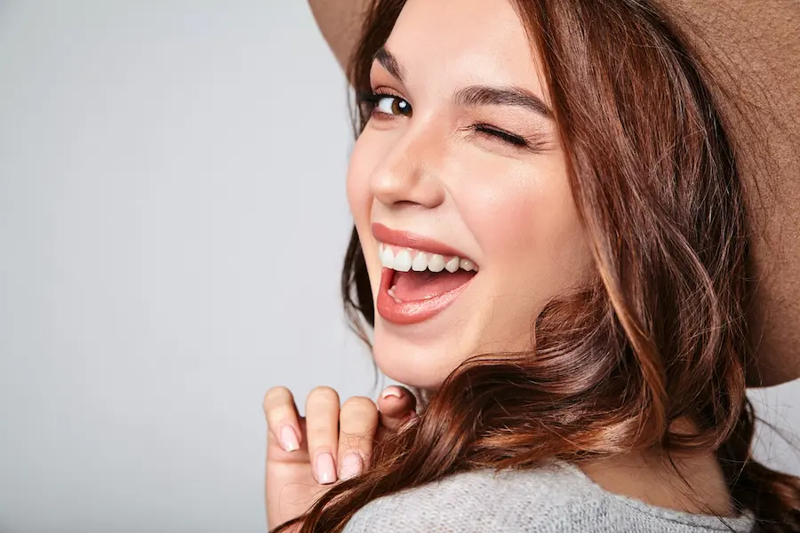 chica sonriendo con una sonrisa blanca